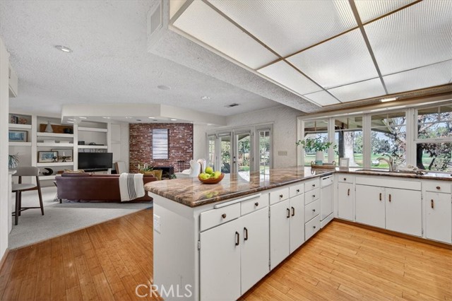 Detail Gallery Image 22 of 74 For 5867 E Club View, Fresno,  CA 93727 - 4 Beds | 2/1 Baths