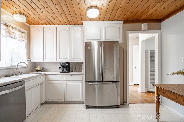 1917 N Britton Drive, Long Beach CA: https://media.crmls.org/medias/a1d4a677-1c5d-46bc-9b9c-445805474da8.jpg