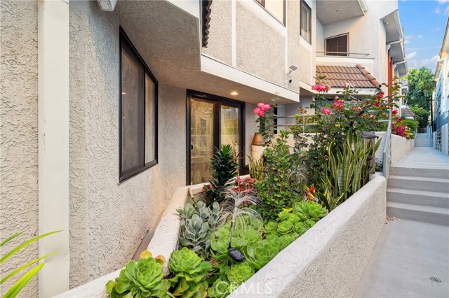 301 W Loraine Street, Glendale CA: https://media.crmls.org/medias/a1da5b92-63a2-4b90-a8ab-bf93b9222fa1.jpg