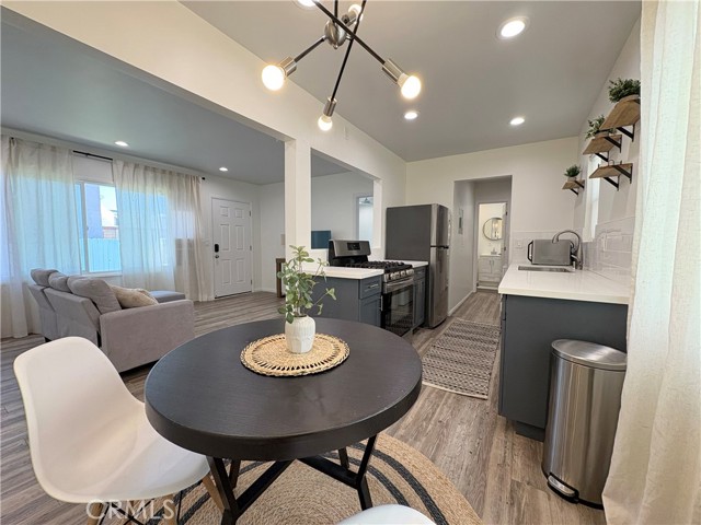 813 W Beach Avenue, Inglewood CA: https://media.crmls.org/medias/a1dd51cc-e827-413b-88fb-823a9e3dbe18.jpg