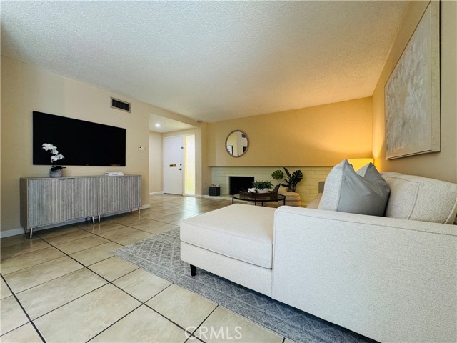 Detail Gallery Image 3 of 22 For 1881 Mitchell Ave #8,  Tustin,  CA 92780 - 3 Beds | 2 Baths
