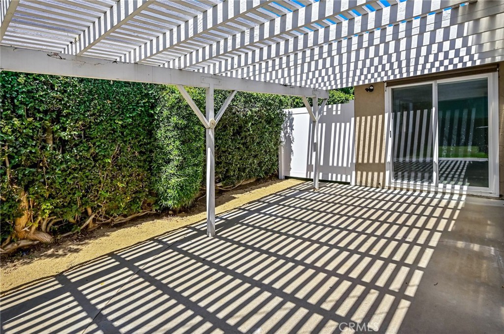 https://media.crmls.org/medias/a1e3119f-1535-4d7b-a5f5-e214f87c68f0.jpg?preset=X-Large