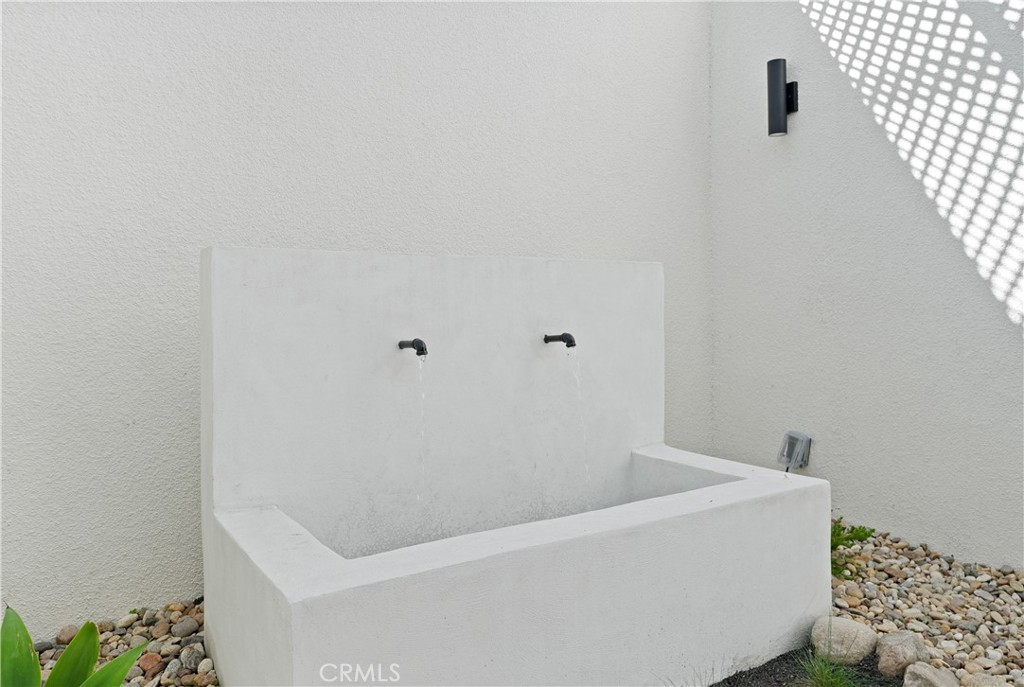 https://media.crmls.org/medias/a1e3e2c4-4fc9-426f-a45c-f1d60d5cc479.jpg?preset=X-Large