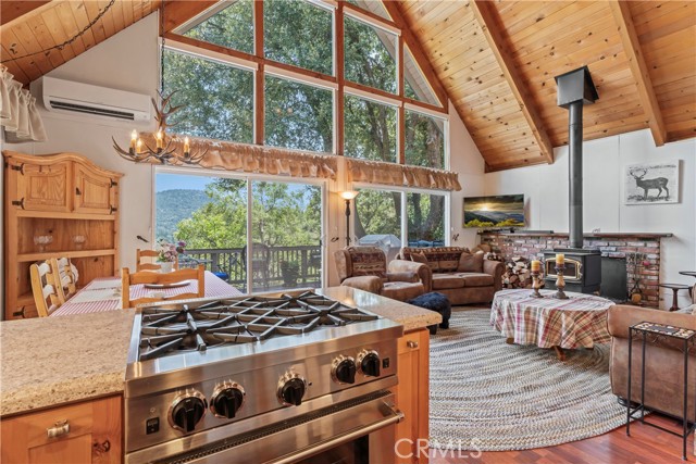 328 Wylerhorn Drive, Crestline CA: https://media.crmls.org/medias/a1e4ca1a-148d-44d4-a8cd-c18f978a71b1.jpg