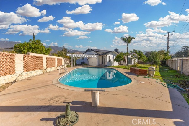 325 Echo Court, San Bernardino CA: https://media.crmls.org/medias/a1e68b6c-1f4e-4c3d-8f05-8f04c3826060.jpg