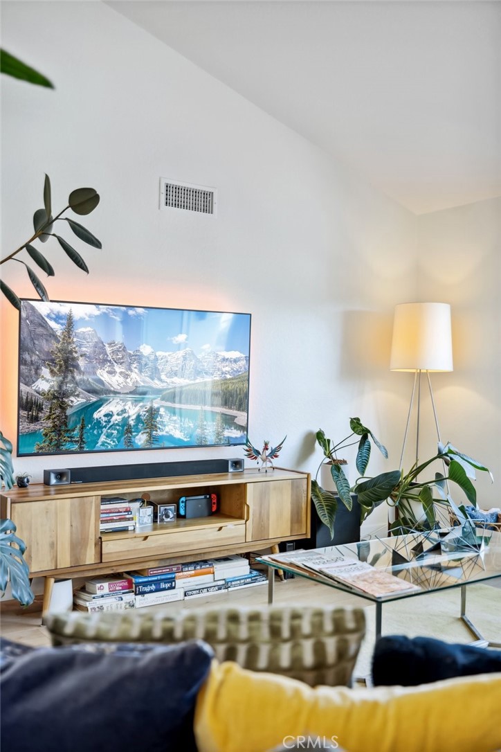 https://media.crmls.org/medias/a1e6a074-00a1-4bd6-a749-10f5542ada83.jpg?preset=X-Large