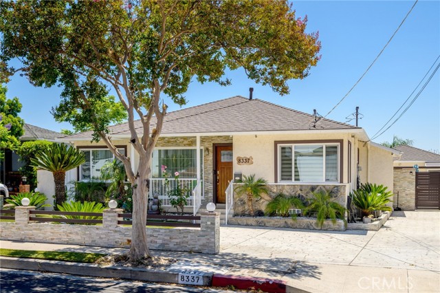 8337 Valecrest Drive, Sun Valley CA: https://media.crmls.org/medias/a1e78790-d06d-4f85-8fd3-b0eb02edc2d4.jpg