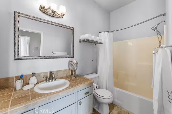https://media.crmls.org/medias/a1e80a32-8347-44c5-9fb1-70da29f2adec.jpg?preset=X-Large