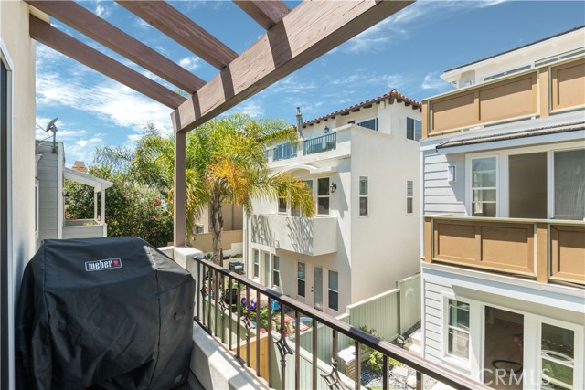 1075 7th Street, Hermosa Beach, California 90254, 3 Bedrooms Bedrooms, ,2 BathroomsBathrooms,Residential,Sold,7th,PV21166971