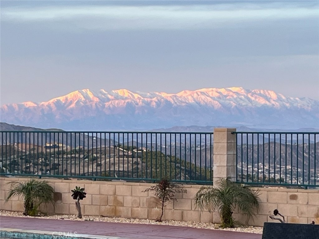 https://media.crmls.org/medias/a1edf90a-3d9b-4092-a0fa-cb20c973086d.jpg?preset=X-Large