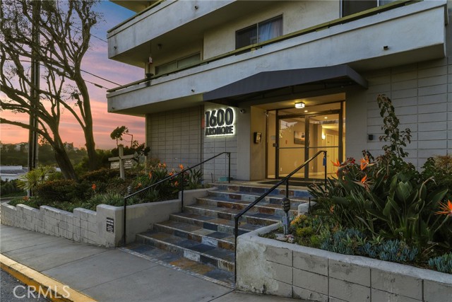 1600 Ardmore Avenue, Hermosa Beach, California 90254, 2 Bedrooms Bedrooms, ,2 BathroomsBathrooms,Residential,For Sale,Ardmore,SB24055424