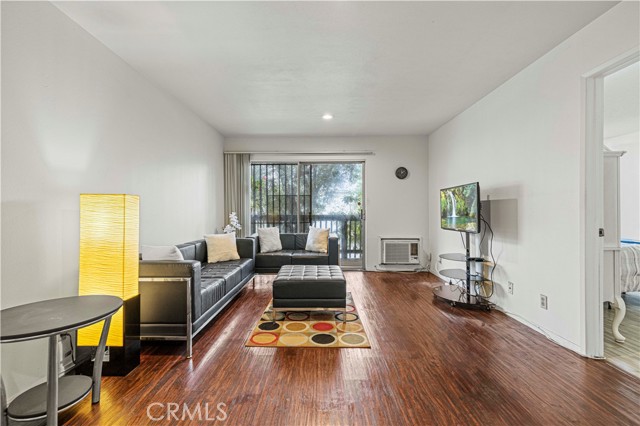 525 S Ardmore Ave, Los Angeles CA: https://media.crmls.org/medias/a1f4f290-e870-4b79-9215-a7ae1e967b11.jpg
