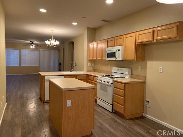 Detail Gallery Image 4 of 29 For 24488 Roses Ct, Corona,  CA 92883 - 2 Beds | 2 Baths