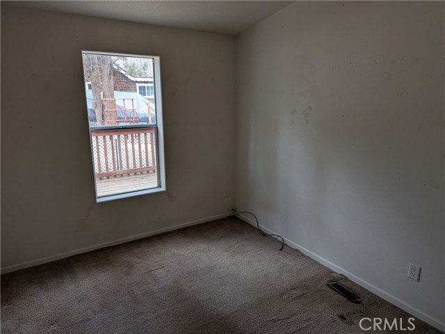 Detail Gallery Image 10 of 15 For 443 Holmes Ln, Sugarloaf,  CA 92386 - 3 Beds | 2 Baths