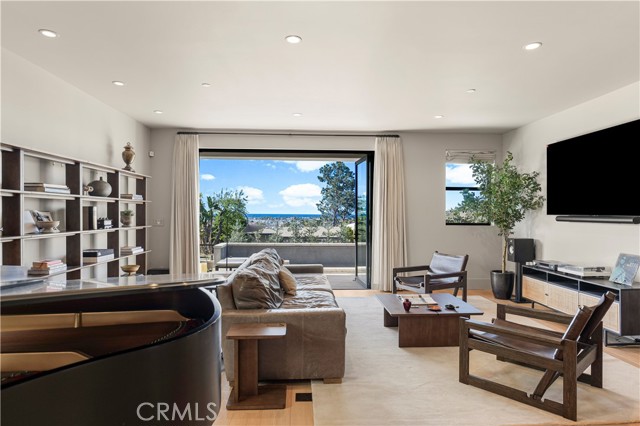 Detail Gallery Image 28 of 40 For 2212 Cliff Dr, Newport Beach,  CA 92663 - 5 Beds | 5/1 Baths