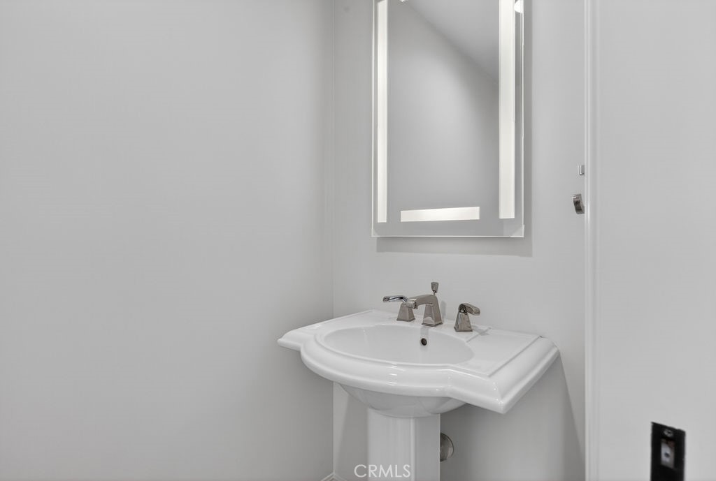 https://media.crmls.org/medias/a1fc01d6-cdaf-4f1f-952a-a5e3b97288dd.jpg?preset=X-Large