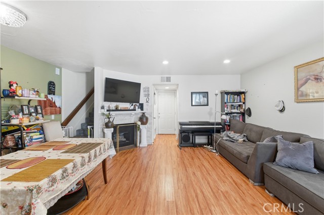 Detail Gallery Image 4 of 23 For 20821 E Calora St #E6,  Covina,  CA 91724 - 2 Beds | 2/1 Baths