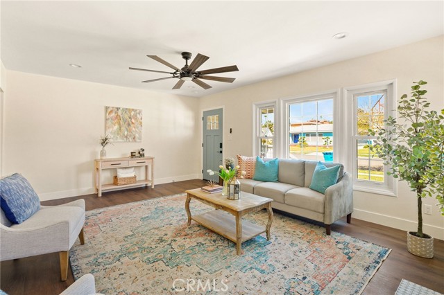 433 N Osage Avenue, Inglewood CA: https://media.crmls.org/medias/a1ff6094-2255-44c2-bfd1-3af30b37b3a1.jpg