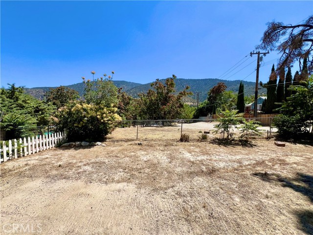 728 Monterey Trail, Frazier Park CA: https://media.crmls.org/medias/a1ff688b-decb-45bd-b31d-6e15c0e38edf.jpg