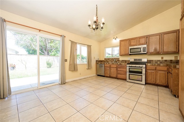 Detail Gallery Image 5 of 15 For 12502 Fern Ave, Chino,  CA 91710 - 3 Beds | 2 Baths