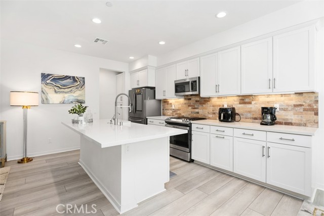 Detail Gallery Image 3 of 37 For 704 Dusky Creek, Lake Forest,  CA 92610 - 3 Beds | 2/2 Baths