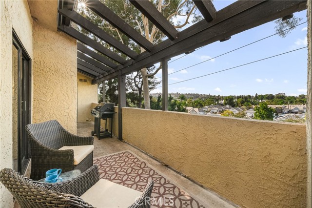 25521 Indian Hill Ln, Laguna Hills CA: https://media.crmls.org/medias/a2097a5f-6926-4672-b088-09583ac535a3.jpg