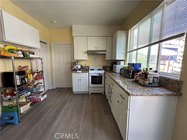 Detail Gallery Image 4 of 20 For 122 E 31st St, Los Angeles,  CA 90011 - 3 Beds | 4 Baths