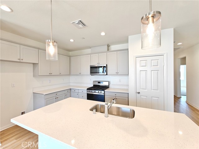 Detail Gallery Image 3 of 17 For 20154 Patchfield Dr, Riverside,  CA 92507 - 3 Beds | 2 Baths