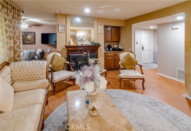 811 N Columbus Avenue, Glendale CA: https://media.crmls.org/medias/a2119d35-8386-4ee0-9827-f2a4720f282e.jpg