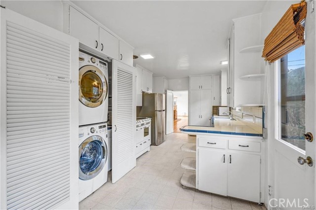 Detail Gallery Image 12 of 24 For 2007 Glenneyre St, Laguna Beach,  CA 92651 - 2 Beds | 2 Baths