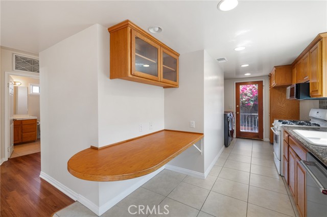 Detail Gallery Image 5 of 34 For 10530 Mcvine Ave, Sunland,  CA 91040 - 2 Beds | 2 Baths