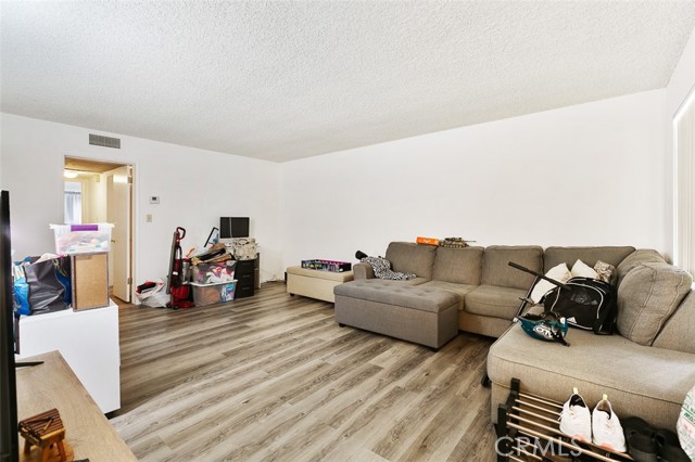 121 E Live Oak Street, San Gabriel CA: https://media.crmls.org/medias/a2166236-8155-4477-8edf-3988ace2544f.jpg
