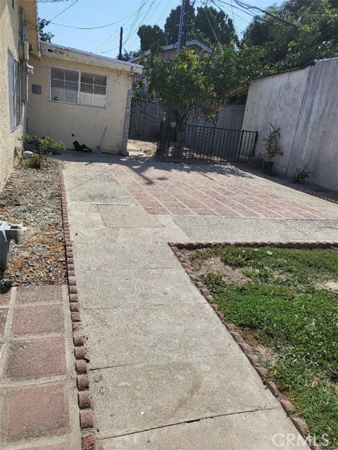 Detail Gallery Image 6 of 10 For 328 326 E 55th, Long Beach,  CA 90805 - 5 Beds | 3 Baths
