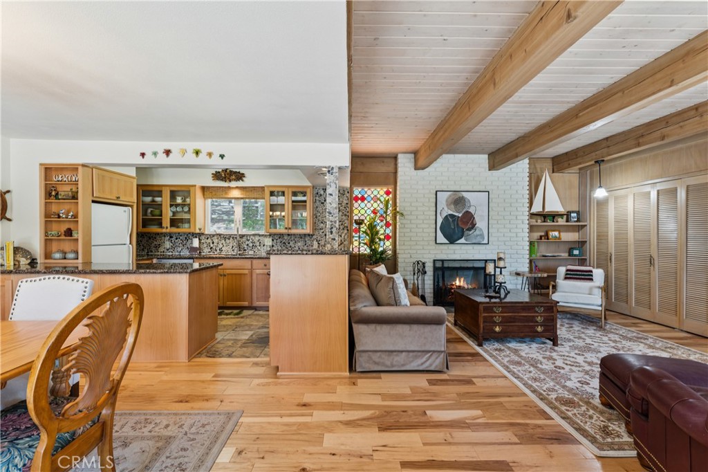 https://media.crmls.org/medias/a2173d0e-1147-443e-8907-00195db5869b.jpg?preset=X-Large