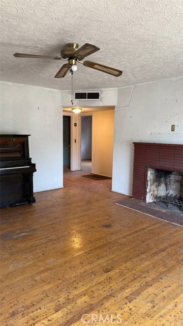 Detail Gallery Image 4 of 19 For 2452 S Holloway Ave, Fresno,  CA 93725 - 3 Beds | 1 Baths