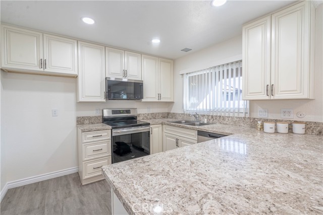 Detail Gallery Image 5 of 19 For 1023 S Citron St, Anaheim,  CA 92805 - 2 Beds | 2 Baths