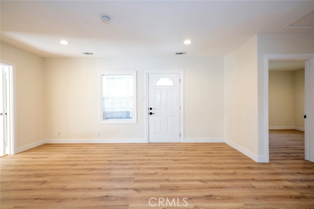 Detail Gallery Image 4 of 30 For 7912 Vineland Ave, Sun Valley,  CA 91352 - 3 Beds | 2 Baths