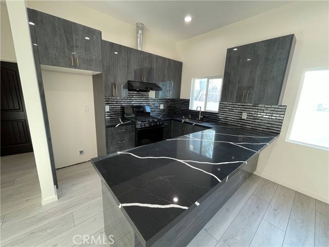 Detail Gallery Image 3 of 10 For 7932 Amestoy Ave, Van Nuys,  CA 91406 - 2 Beds | 1 Baths