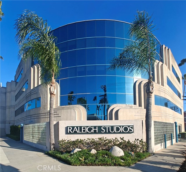 1015 N Gower Street, Los Angeles CA: https://media.crmls.org/medias/a21f688b-c8f4-4090-9f21-b8eb0774dd3f.jpg