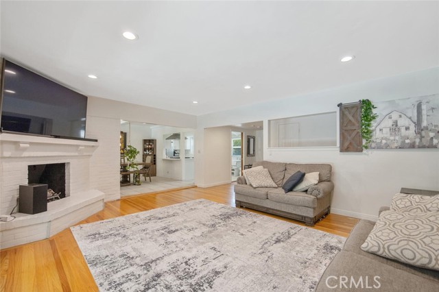Detail Gallery Image 5 of 28 For 23818 Oxnard St, Woodland Hills,  CA 91367 - 3 Beds | 3 Baths