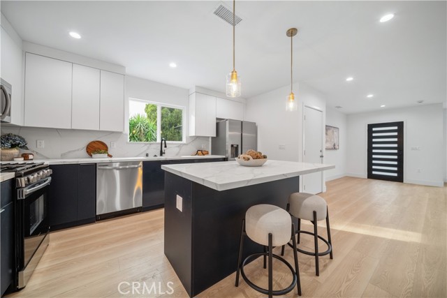 Detail Gallery Image 9 of 57 For 19918 Kittridge, Winnetka,  CA 91306 - 8 Beds | 6 Baths