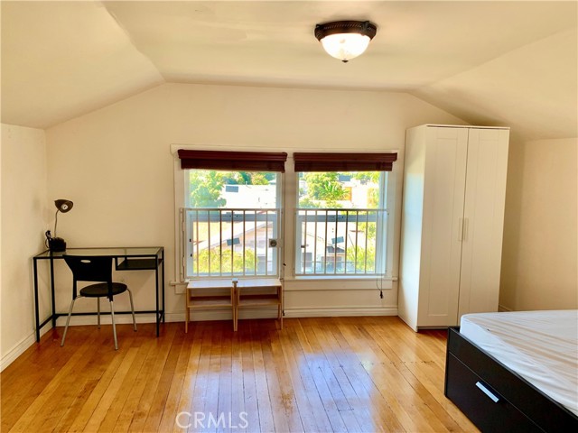1327 W 35th Street, Los Angeles CA: https://media.crmls.org/medias/a22277f1-d2a2-4f48-aa34-bb76805ef53e.jpg