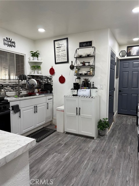 Detail Gallery Image 4 of 14 For 800 W 97th, Los Angeles,  CA 90044 - 3 Beds | 1 Baths