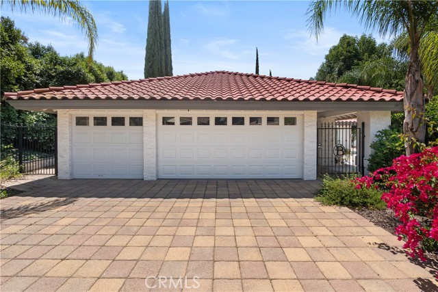 6065 Saint Augustine Drive, Riverside CA: https://media.crmls.org/medias/a2250073-32e4-4edc-89f4-f90b2e51f90b.jpg