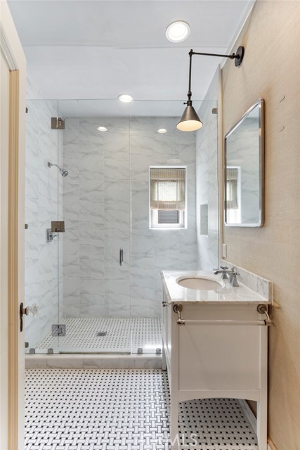 580 S Sweetzer Ave, Los Angeles CA: https://media.crmls.org/medias/a2256637-191e-4956-bf35-07ebdd3e9797.jpg