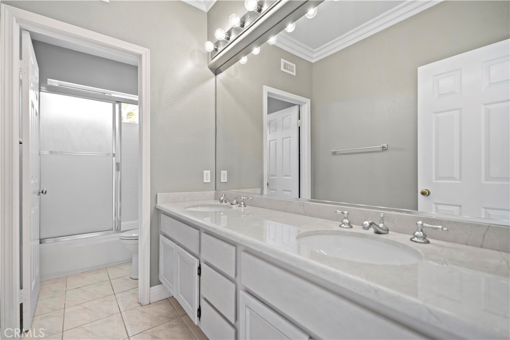 MLS #OC25245659 image #36