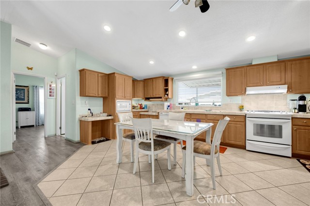 Detail Gallery Image 5 of 35 For 235 S Beach Bld #132,  Anaheim,  CA 92804 - 3 Beds | 2 Baths