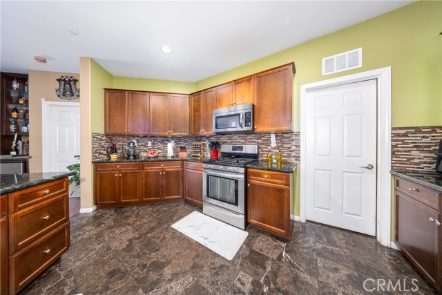 Detail Gallery Image 9 of 35 For 5537 Hartness Ct, Fontana,  CA 92336 - 4 Beds | 3/1 Baths