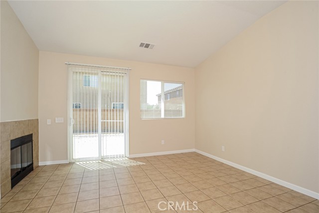 Detail Gallery Image 4 of 16 For 2736 Garnet Ln, Lancaster,  CA 93535 - 5 Beds | 2 Baths