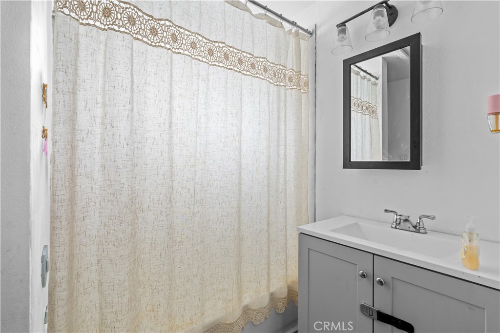 https://media.crmls.org/medias/a230a360-b0f5-45fb-b443-fede2bd4b74b.jpg?preset=X-Large